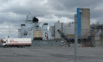 Militrskib har lagt til kaj i Rnne Havn