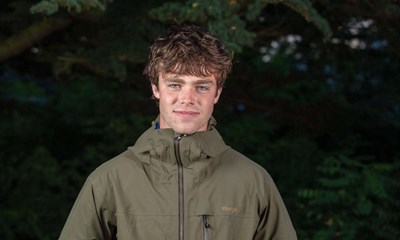 Lrer prikkede ham p skulderen: Nu stiller 20-rige Emil op til valg