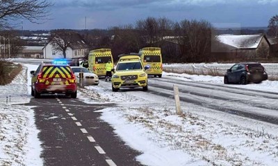 To biler k�rt sammen i snevejret