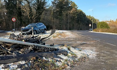 Politiet taler med mand efter f�rdselsuheld - hvem har k�rt bilen? 