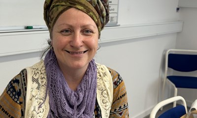 M�d kvinden bag stemmeurnerne