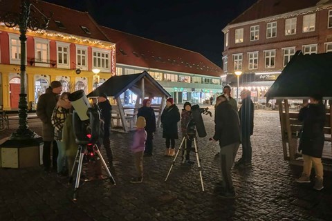 Astronomisk aften i R�nne: Nyt koncept trak folk til torvet