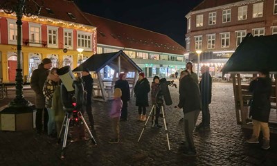 Astronomisk aften i R�nne: Nyt koncept trak folk til torvet