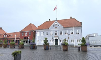 Anholdt for 13 forskellige forhold