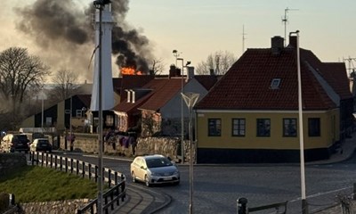 Voldsom brand i R�nne - i gang til midnat
