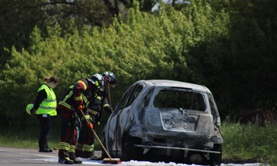 Bil i brand: Vej �bnet igen