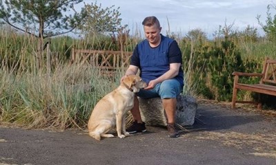 Dennis h�dret - har sin hund med