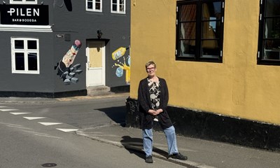 Allinge drukner i succes: Beboere savner balance i sommerens fest
