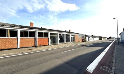 Stor erhvervsejendom p havnen til salg