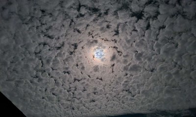 Dagens billede: Mnen holder vagt over skyerne