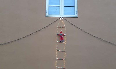 Dagens billede: Er der en sd nissepige oppe p loftet?