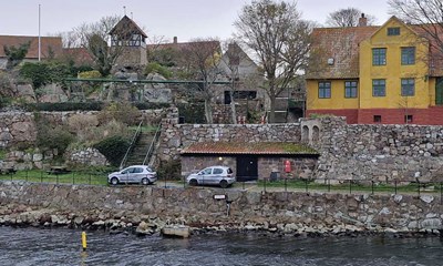 To biler ankommet til Christians