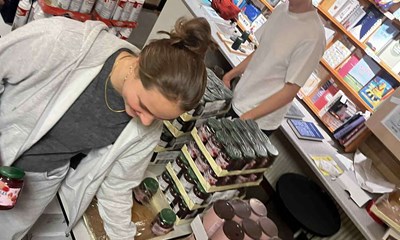 Pakker p vej til 121 familier