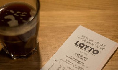 Lotto-millionr inviterer konen p romantisk ferie