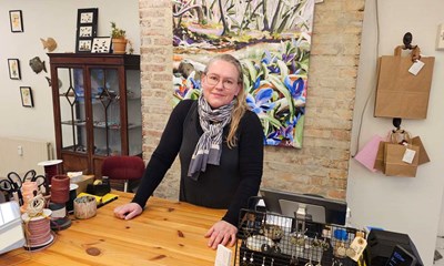 Tjener penge med sin mand for at kunne arbejde gratis i en butik