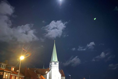 Dagens billede: M�nen over Sankt Nicolai Kirke