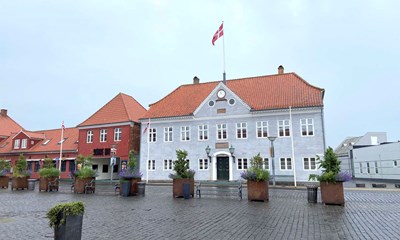 Voldsomt overfald: Efterladt p� gaden uden t�j