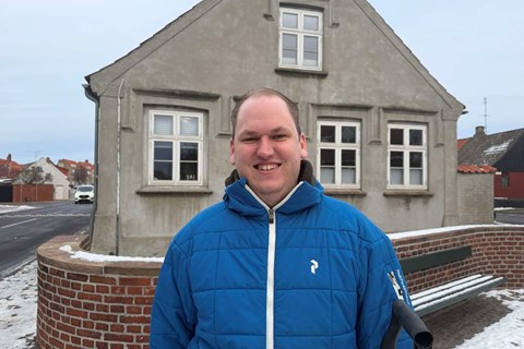 Daniel hj�lper �ldre med snerydning. Nu er han r�rt til t�rer