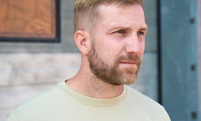 Ren� Danielsson skiftede t-shirt ud med jakkes�t � uden tilladelse