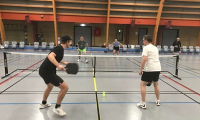 24 deltog i socialt pickleball-st�vne 