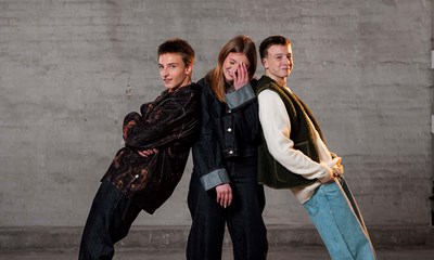 Efter to �rs succes: Revy har voksev�rk