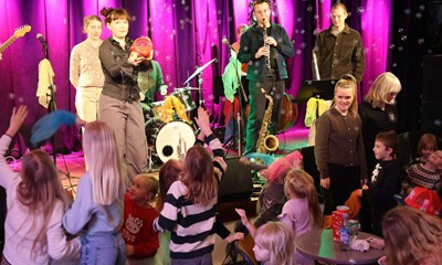 B�rn dansede i s�bebobler