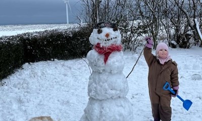 Dagens billede: Ida og Andy med deres store snemand