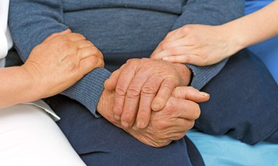 Alzheimers slider p� familien: 'Man forsvinder i sygdommen'