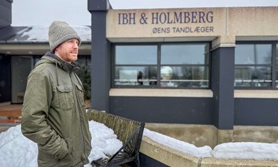 Dommens dag i Aakirkeby: Bes�gte en tandl�ge for f�rste gang i 15 �r