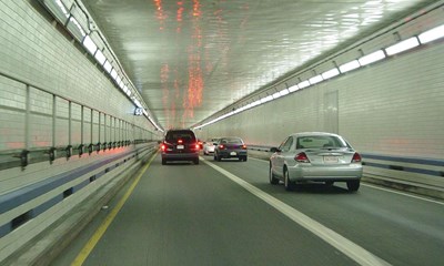 Modk�rende trafik i tunnel