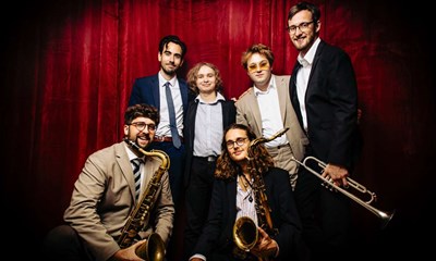 Musiker giver koncert p� hjem�en