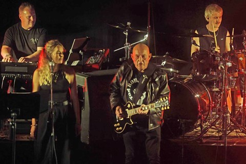 Rocklegende optr�der i R�nne