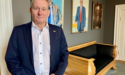 Vakte opsigt p� tv: Nu indr�mmer Peter Juel-Jensen