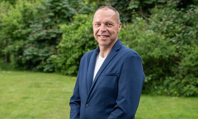 Fra jobbet i hjemmeplejen ser han et stort problem