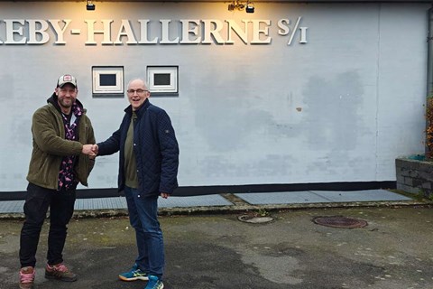 Stopper samarbejdet efter tre m�neder