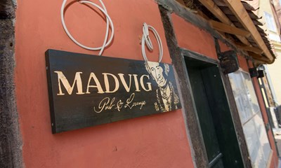 Politik rykker ind p� pubben