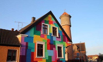 Dagens billede: Aakirkeby i morgensol med det gamle vandt�rn i baggrunden