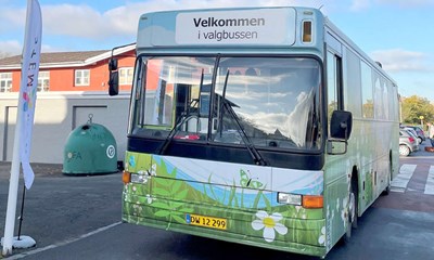 Folk str�mmer til: Valgbus hitter