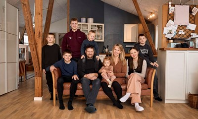 Megafamilie i tv: 'Folk t�ller, hvor mange b�rn vi har med'