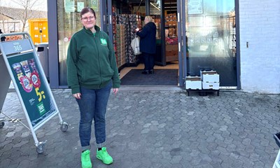 Unge i frontlinjen: Kundernes frustration rammer kassen