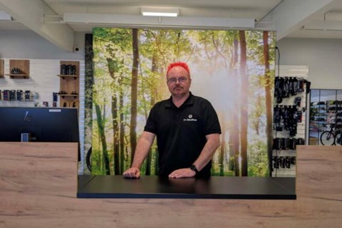 Anders �bnede den nye butik med r�dt h�r