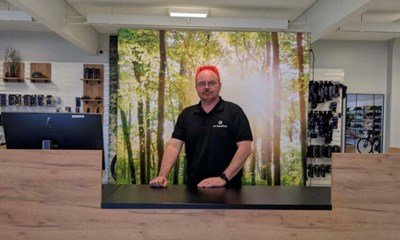 Anders �bnede den nye butik med r�dt h�r