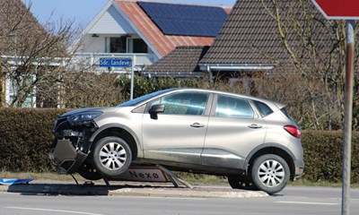 Bil endte p� toppen af et vejskilt