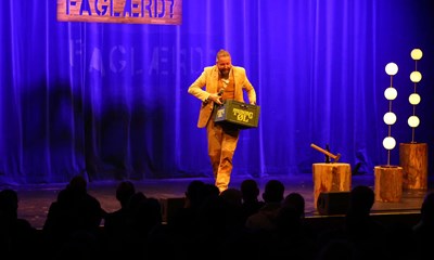 Fyldte Musikhuzet med fagl�rt humor