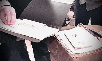 St�vet papkasse gemte p� gammelt guld