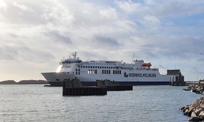 Syg passager evakueret med helikopter