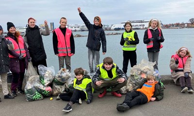 Kilovis af skrald: Elever ryddede op p� havnen