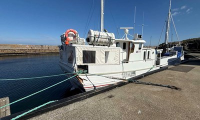 Postb�d sejlede ind i kajen: 'Alle mand er kaldt ind'