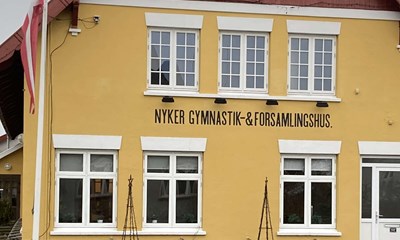 Nyker hygger sig sammen