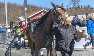 K�mpe overraskelse p� travbanen